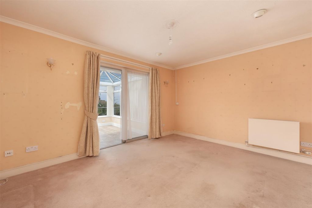 Property photo 3 of 15 Grimthorpe Avenue, Whitstable