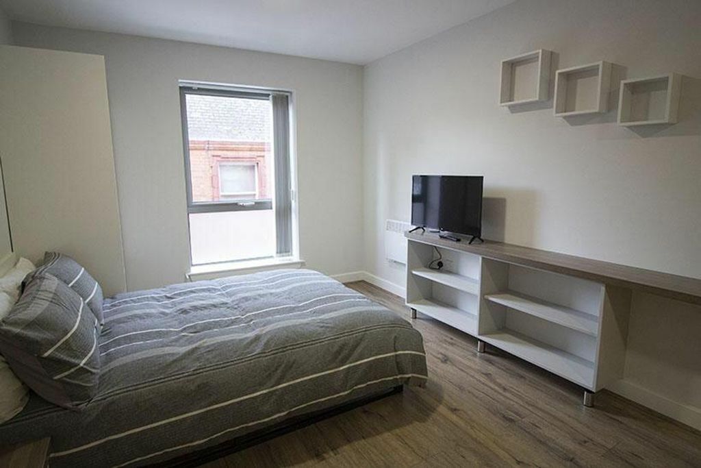 Property photo 2 of 4 This Cozy Double Bedroom Features Ample Natural li...