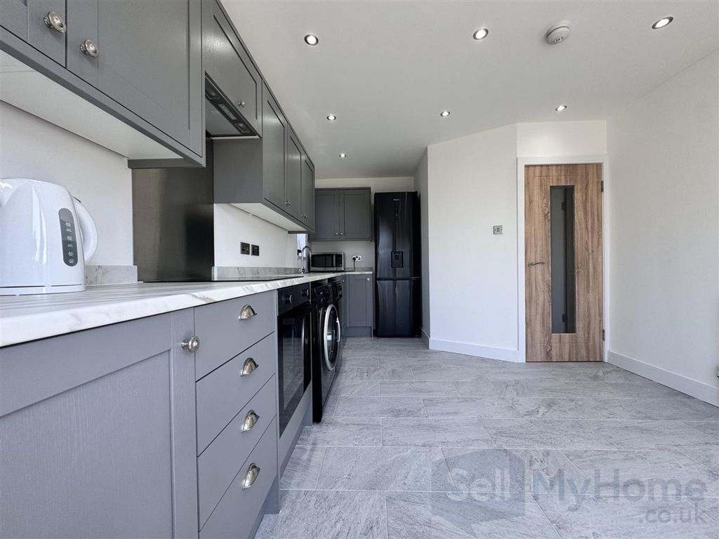 Property photo 3 of 17 Kitchen