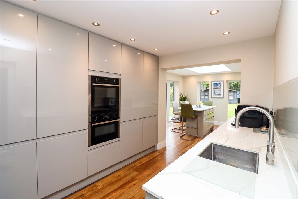 Property photo 3 of 24 Kitchen/Breakfast Room