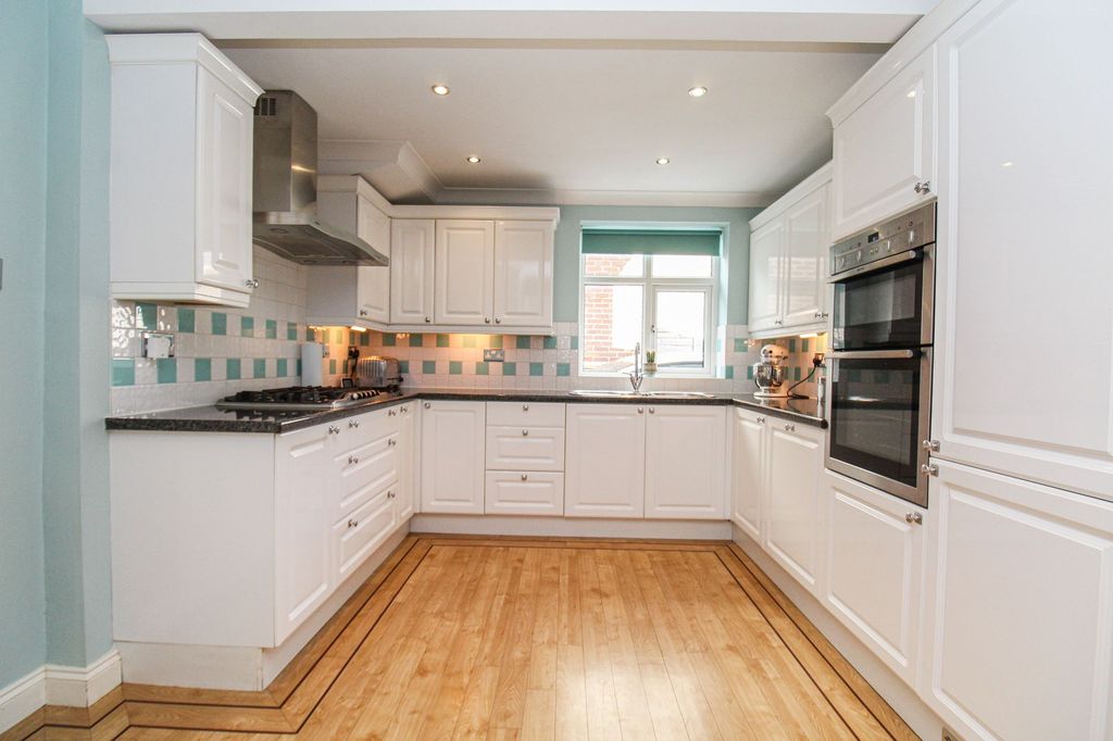 Property photo 2 of 25