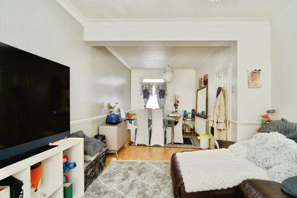 Property photo 3 of 20 Lounge