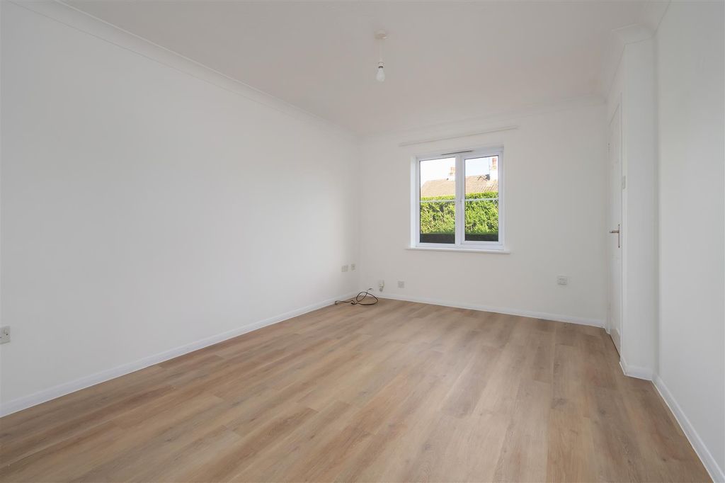 Property photo 2 of 15 Grimshill Road, Whitstable