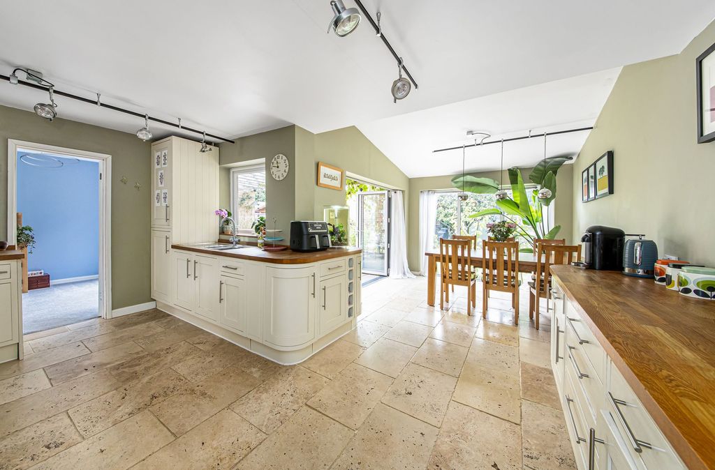 Property photo 2 of 25