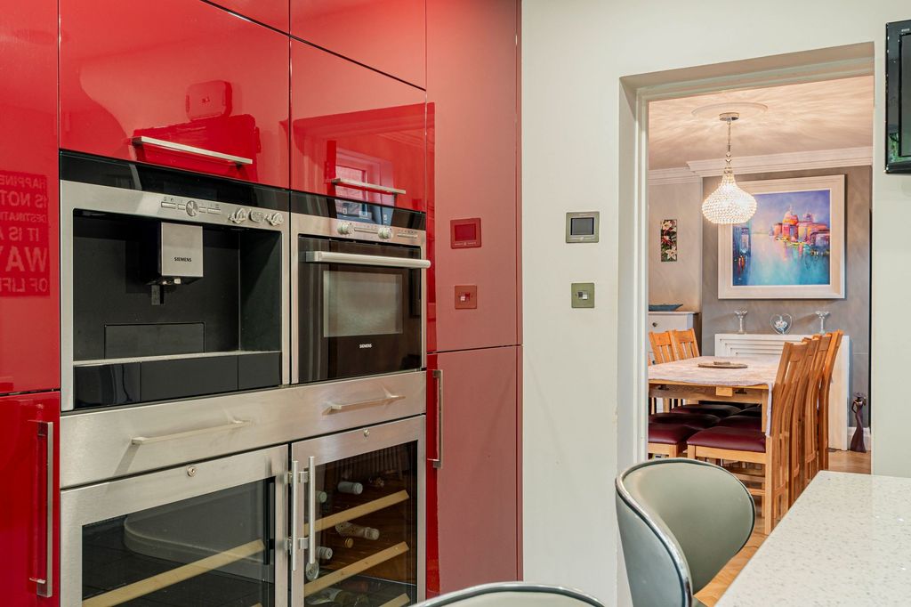 Property photo 3 of 34 Kitchen (2)