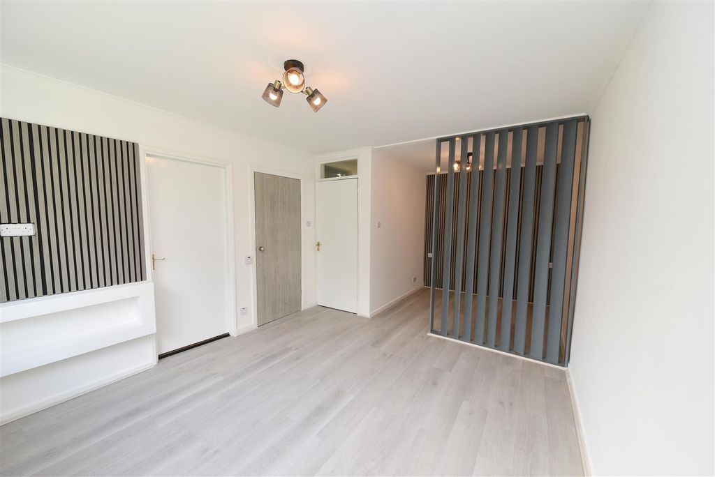 Property photo 3 of 11 Living4.Jpg