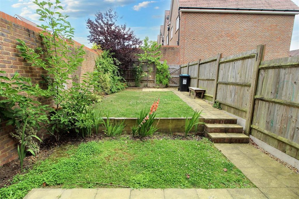 Property photo 2 of 12 Garden