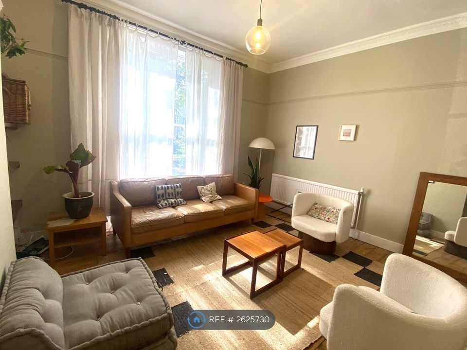 Property photo 1 of 13 Living Room