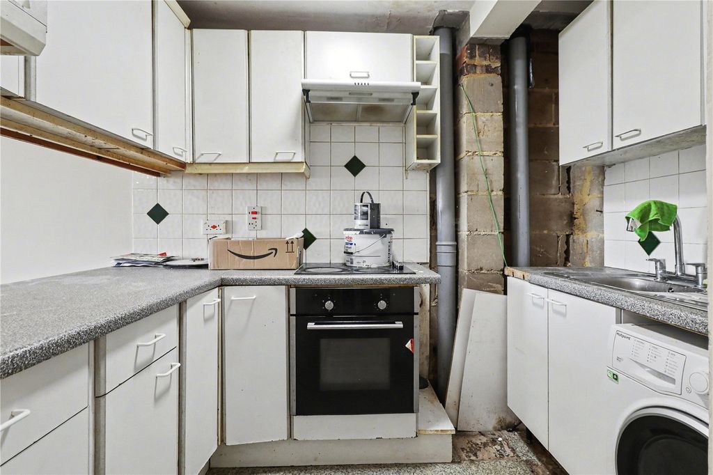 Property photo 3 of 7 Kitchen