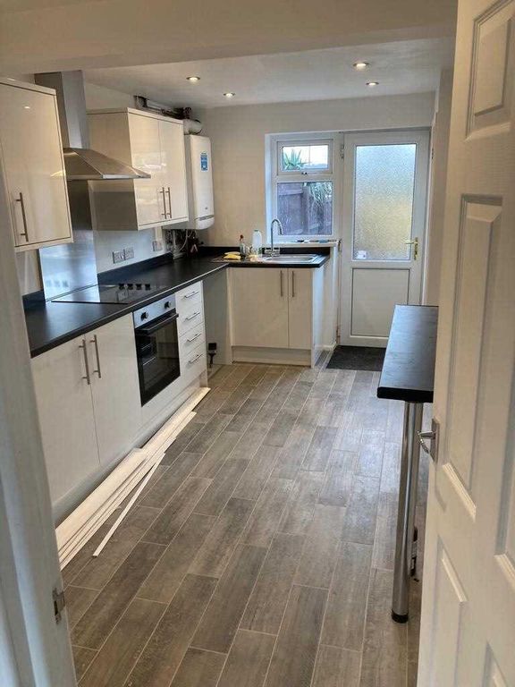 Property photo 2 of 9 Kitchen