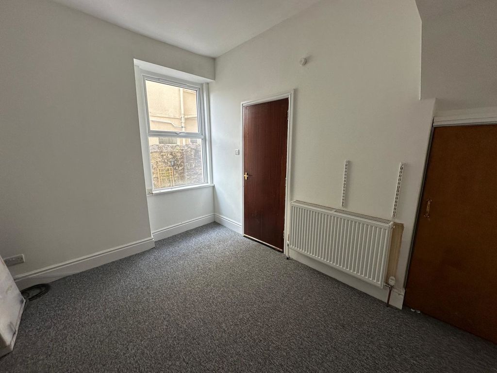 Property photo 3 of 10 Photo 8