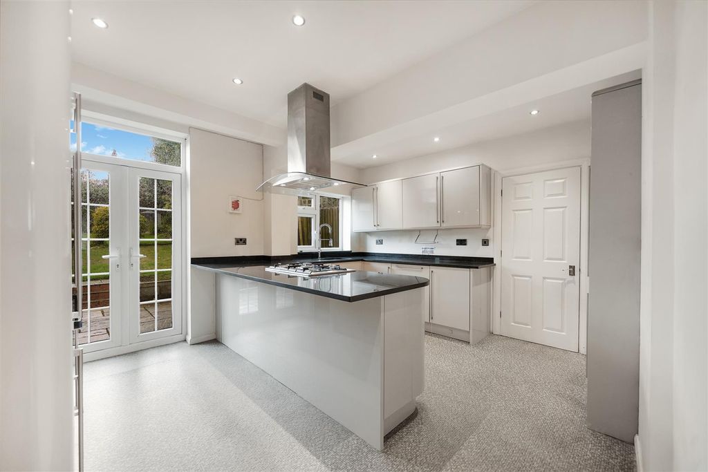 Property photo 2 of 15 42 St. Andrews Avenue Wembley Ha0 2Qd - 011.Jpg