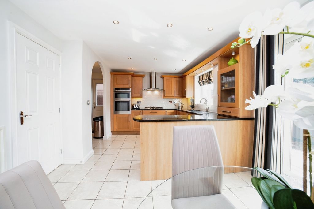 Property photo 2 of 24 Kitchen Dining