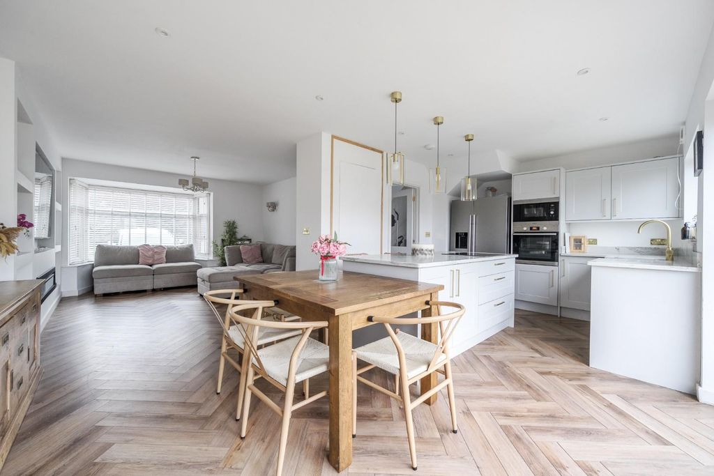 Property photo 2 of 25 1382434-9-692883100Ad8E.Jpg