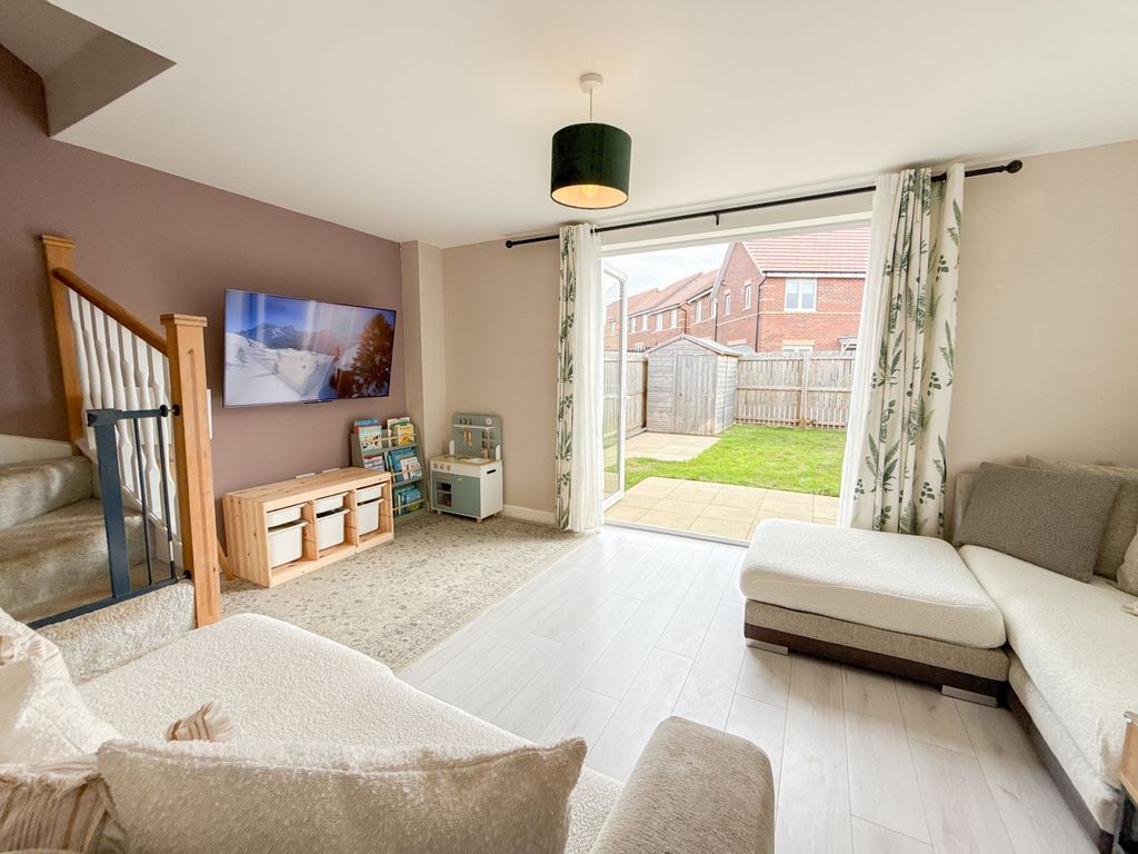 Property photo 3 of 12 Lounge