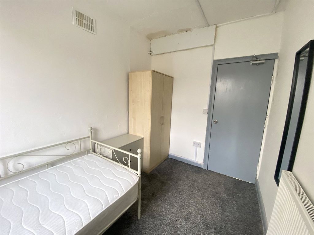 Property photo 2 of 10 Room 5