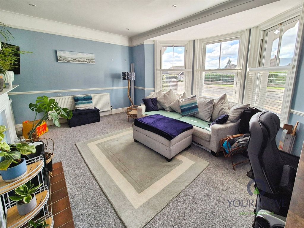 Property photo 2 of 18 Lounge