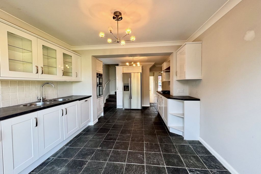 Property photo 3 of 10 Kitchen 2