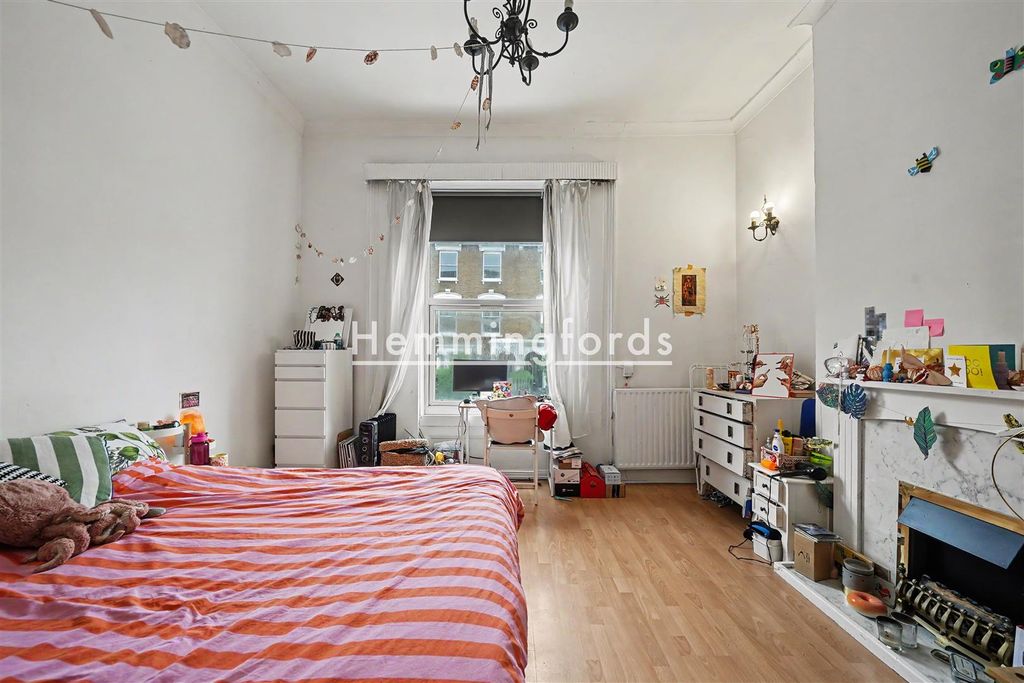 Property photo 3 of 15 Albion Road N16-3.Jpg