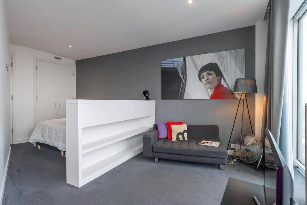 Property photo 3 of 11 Living/ Sleeping Area