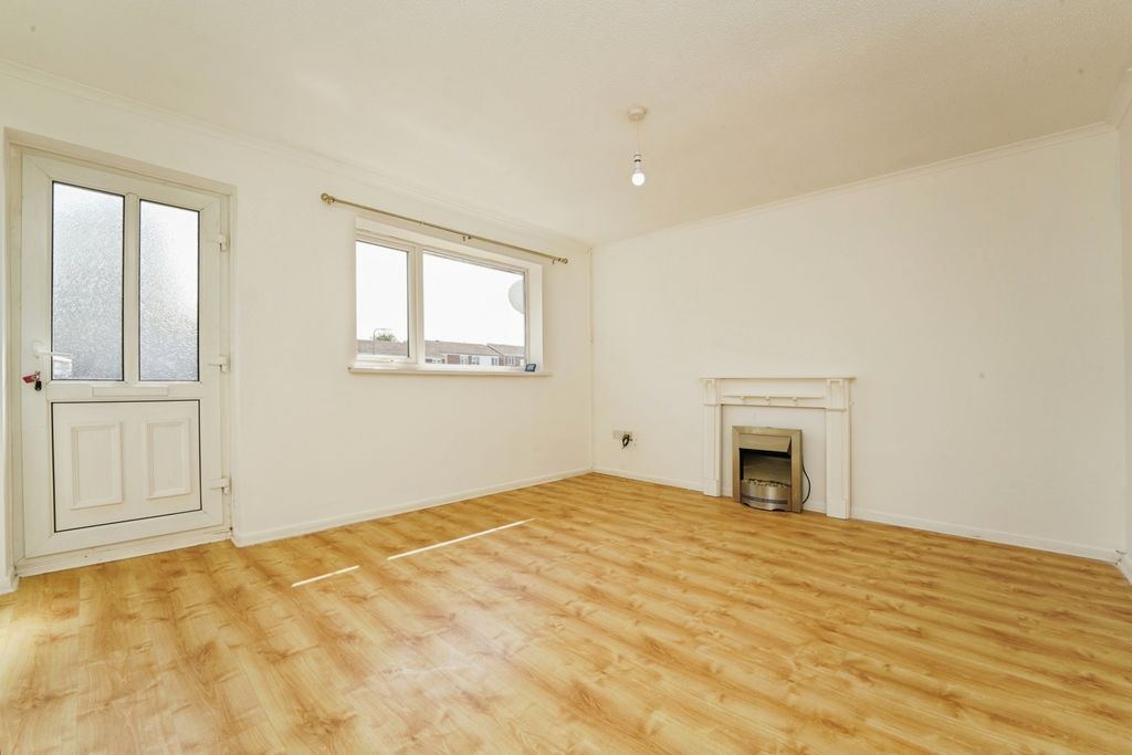 Property photo 3 of 16 Lounge