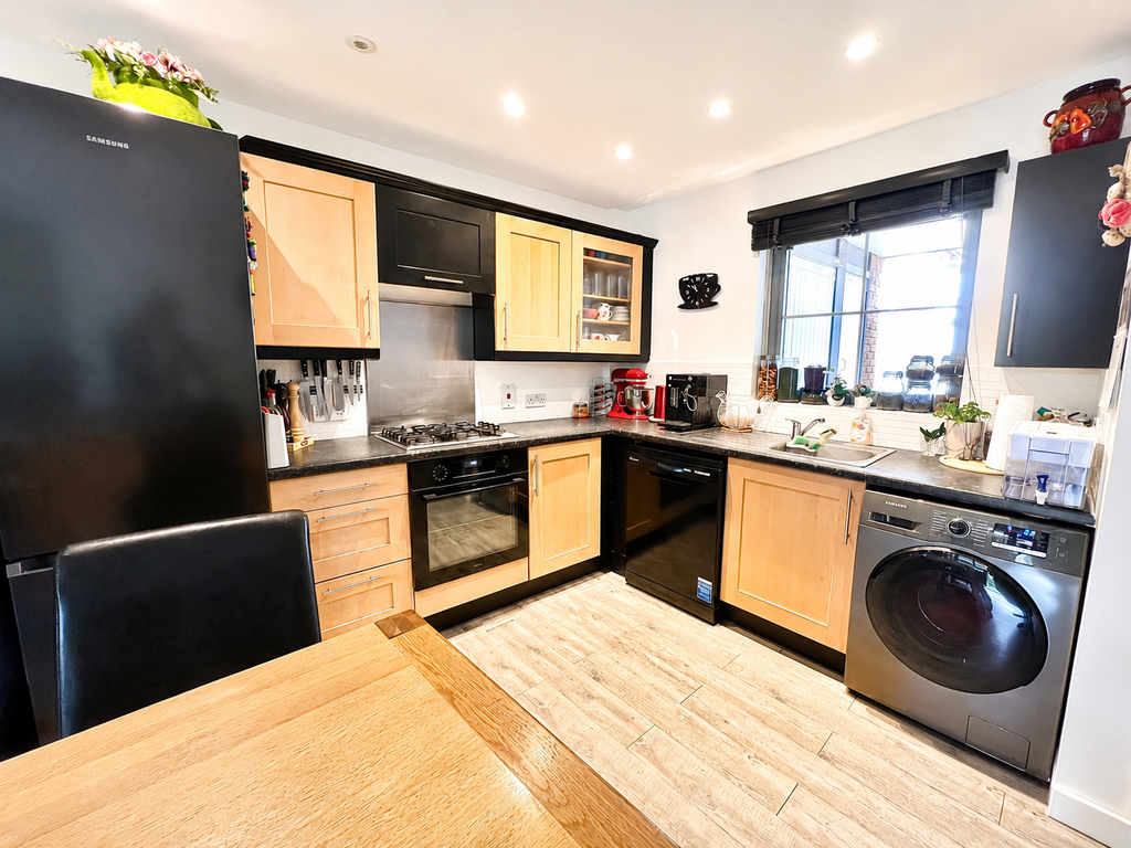 Property photo 3 of 18 Kitchen