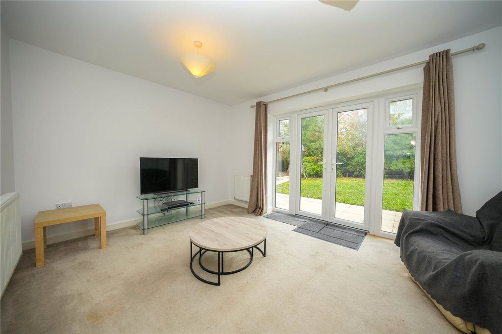 Property photo 3 of 17 Lounge
