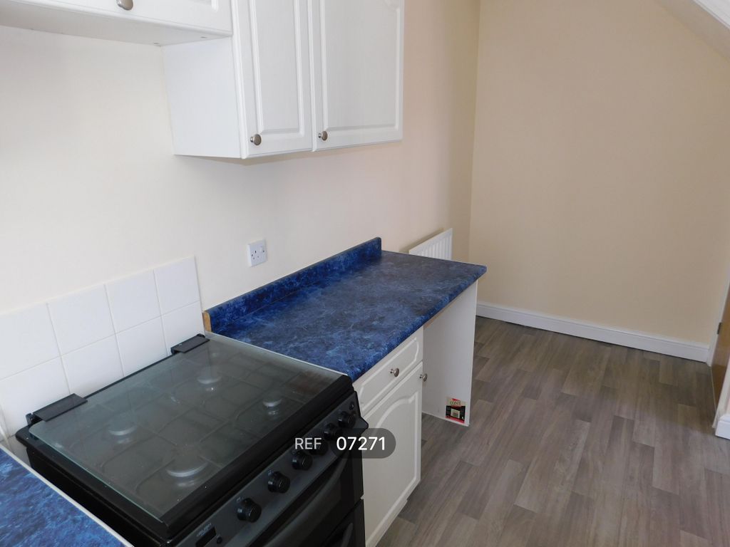 Property photo 3 of 10 Kitchen