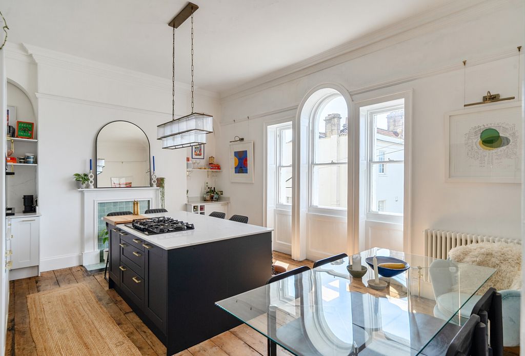 Property photo 2 of 25 1480954-13-6A4c06...