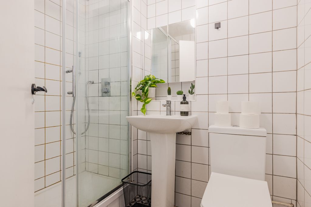 Property photo 3 of 18 81H Odhams Walk- Toilet Room