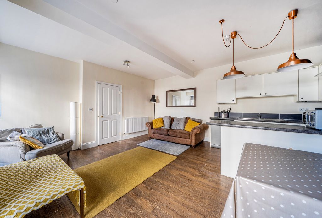 Property photo 2 of 18 1482354-10-6A3Bb3...