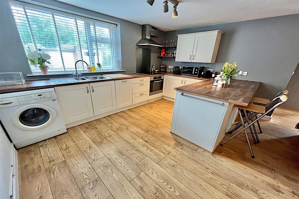 Property photo 2 of 11 Kitchen