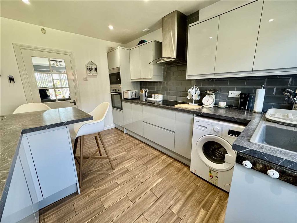 Property photo 3 of 9 Breakfast Kitchen