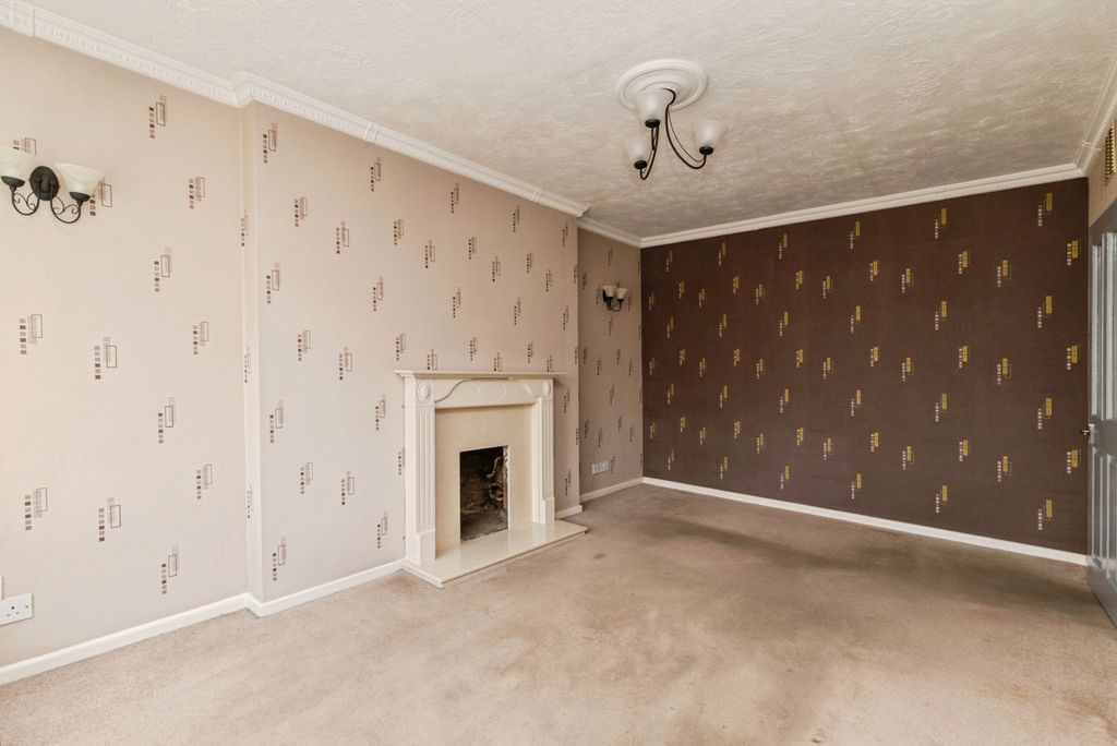 Property photo 3 of 14 Lounge