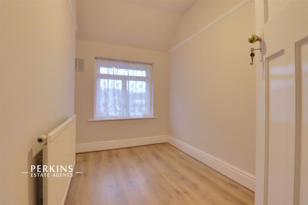 Property photo 3 of 6 Bed 3.Jpg
