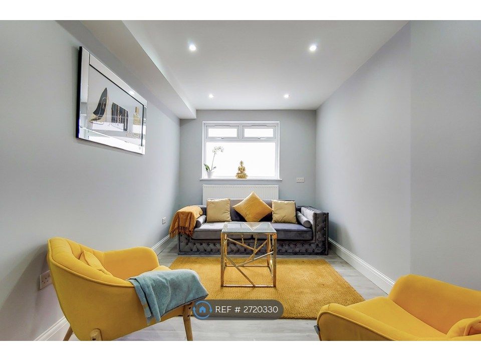 Property photo 3 of 9 Living Room