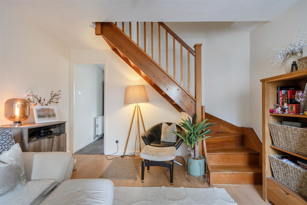 Property photo 3 of 20 Lounge