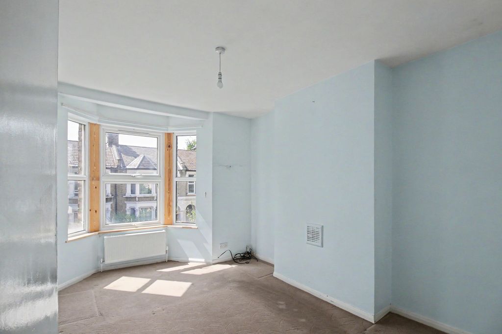 Property photo 3 of 11 First Floor Flat, 44 Leybourne Road, Leytonstone, London, E11 3BT
