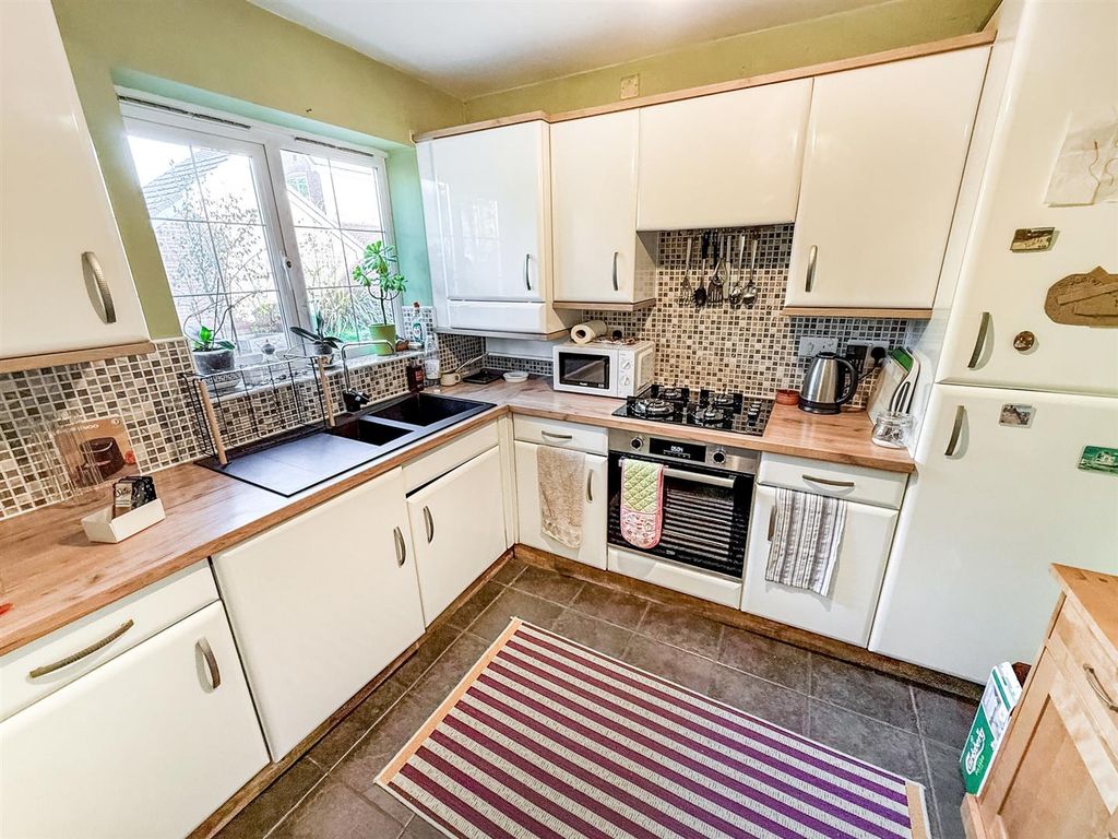 Property photo 2 of 12 Kitchen