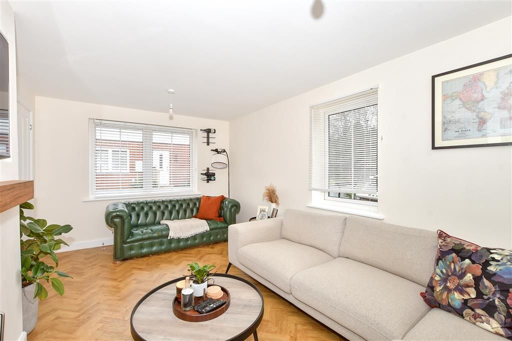 Property photo 1 of 12 Lounge