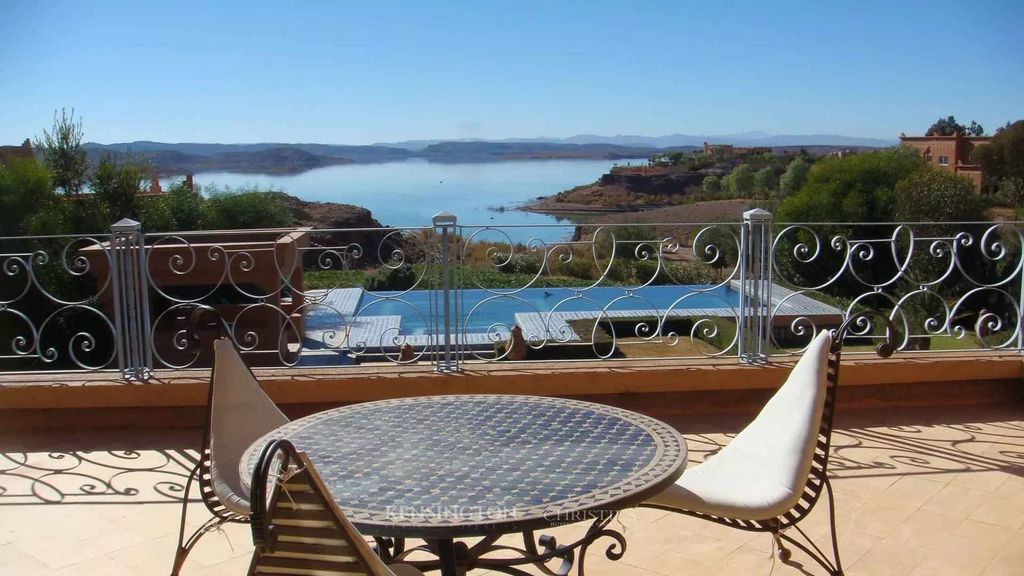 Property photo 3 of 18 Sea