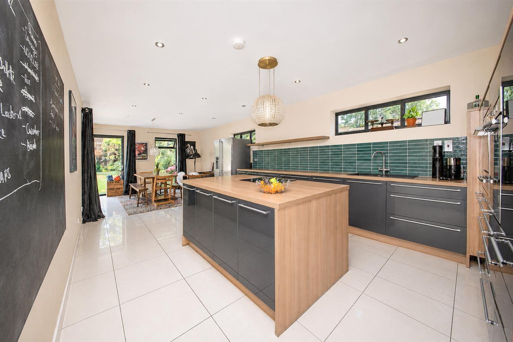Property photo 2 of 26 330 Vale Road (34).Jpg