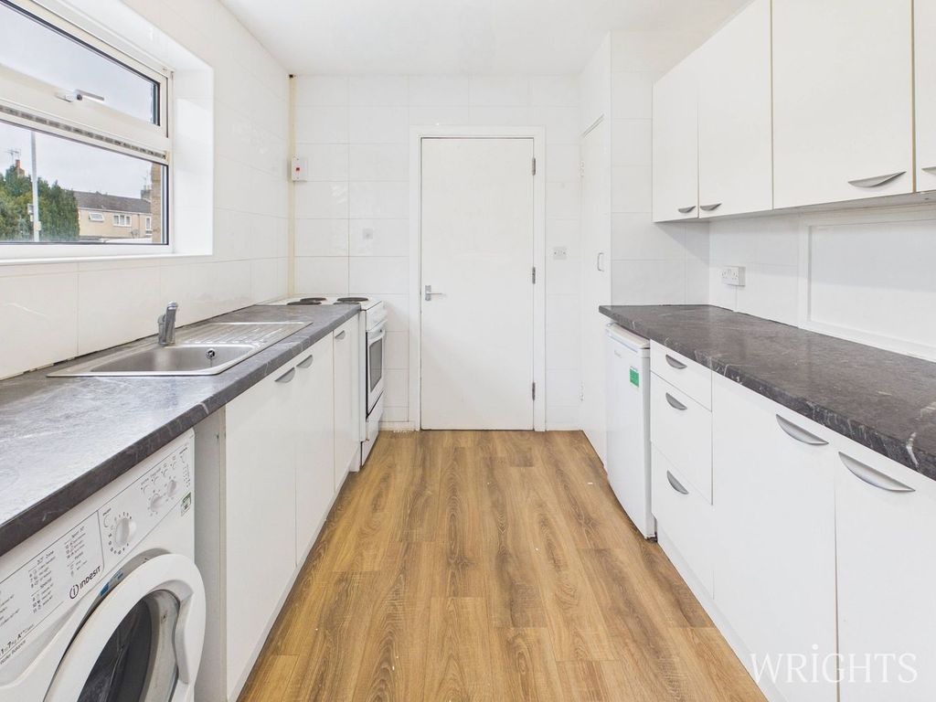 Property photo 3 of 17 Kitchen