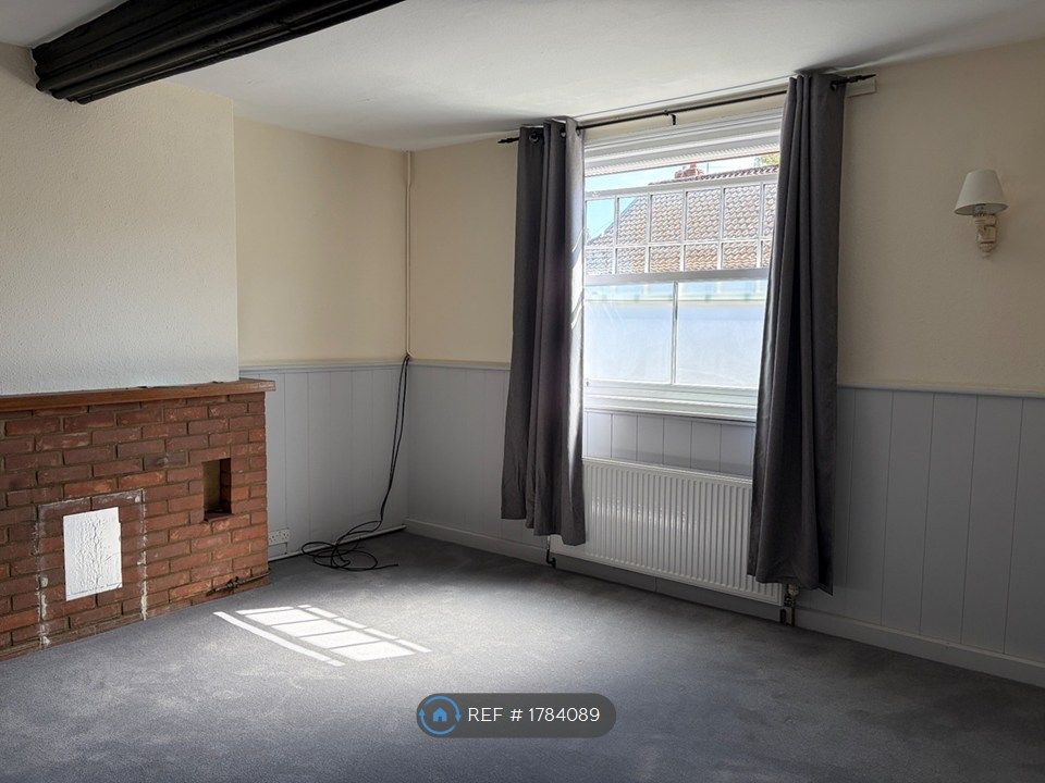 Property photo 2 of 25 Living Room Room 3