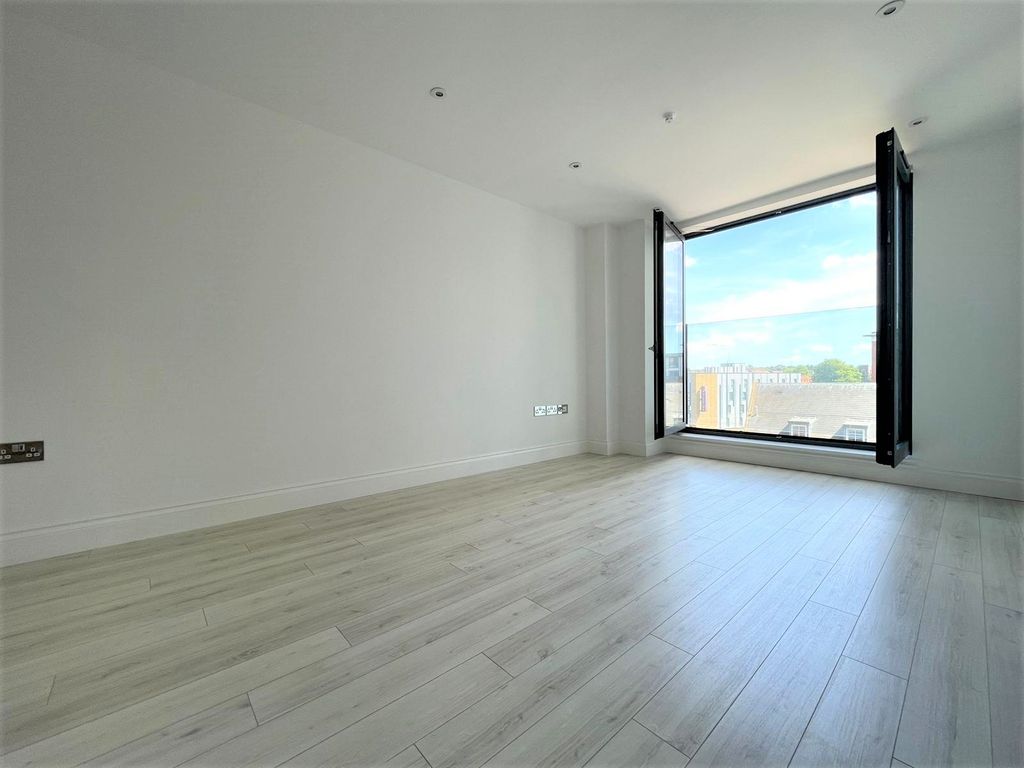 Property photo 3 of 7 Living Room