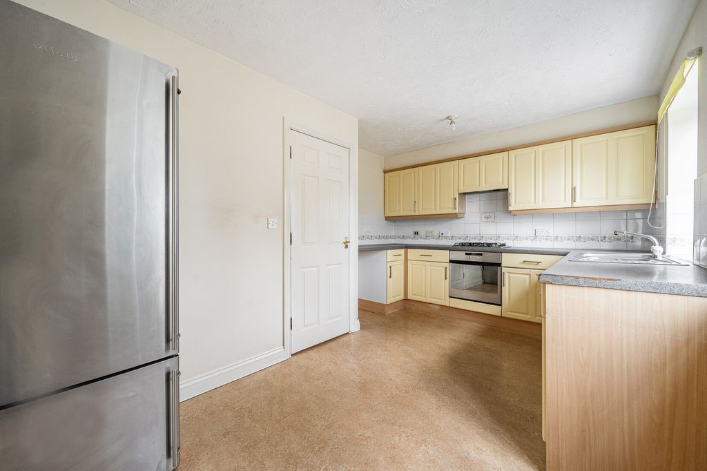 Property photo 3 of 18 Kitchen