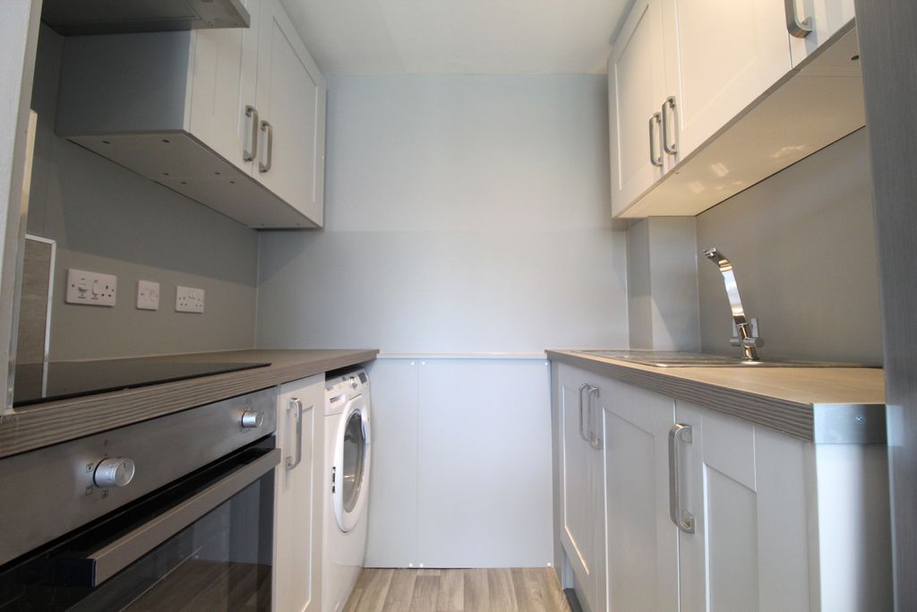 Property photo 3 of 8 4