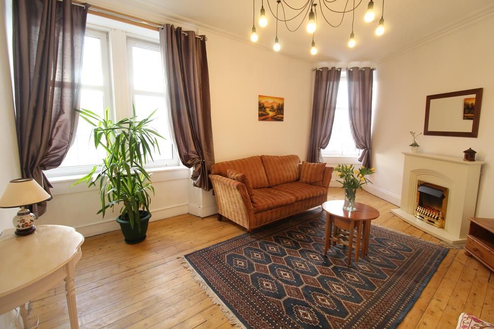Property photo 1 of 6 Lounge − Use 2