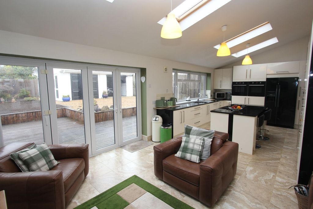 Property photo 2 of 28