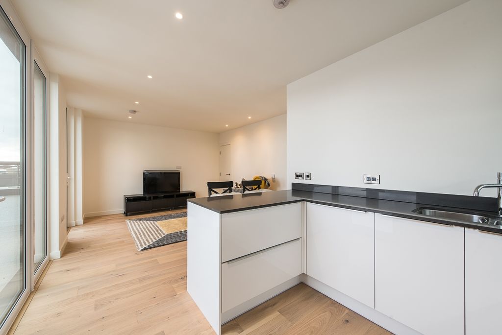 Property photo 3 of 10 Kitchen